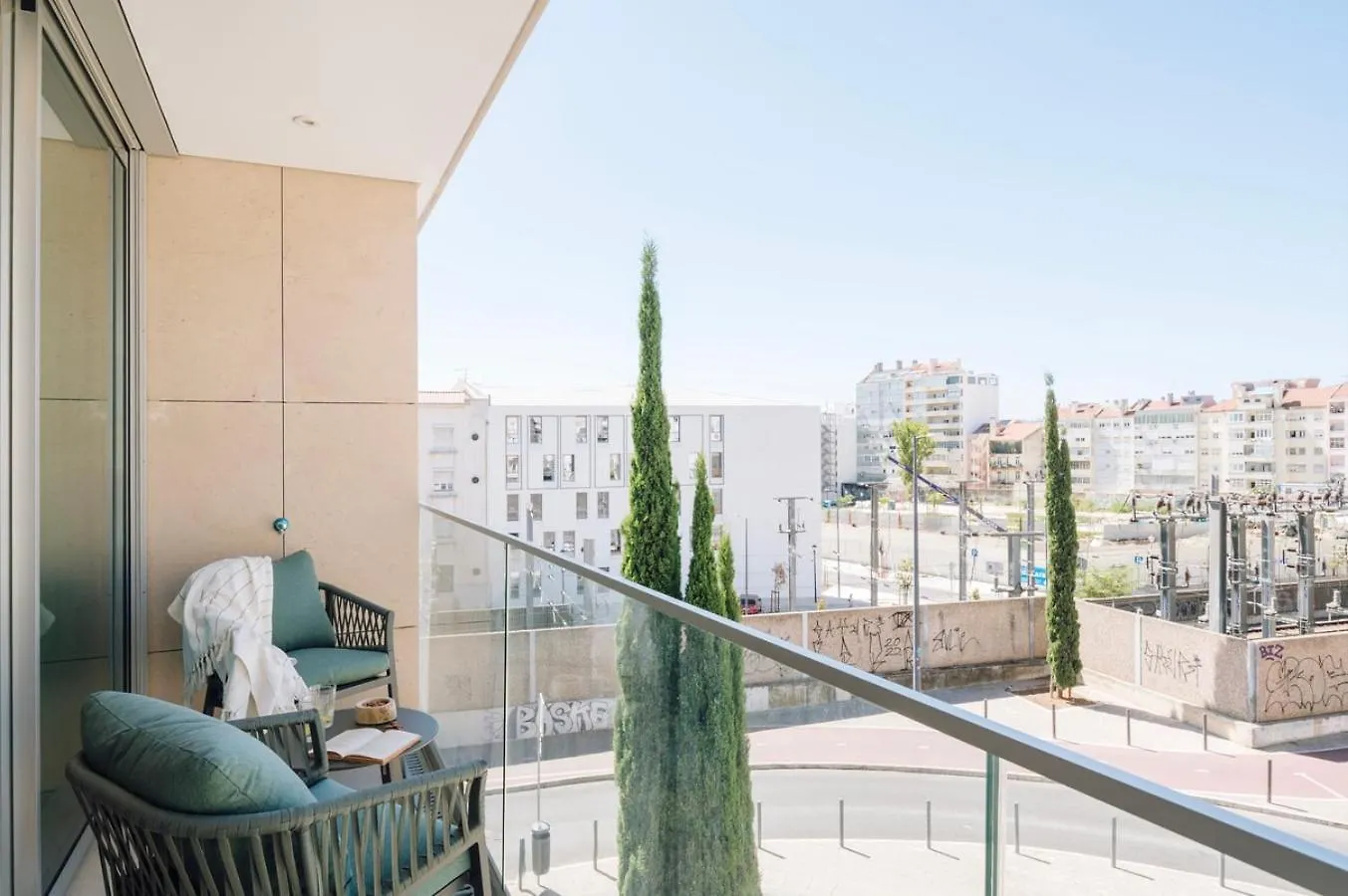アパート Sabaudia - 2 Bedrooms And Balcony In Alvalade リスボン